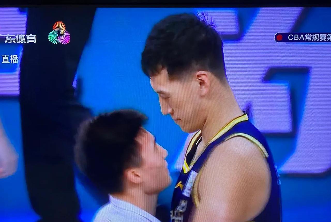 广东宏远发布备战花絮,今夜临场应变,荷甲任务艰巨,细节决定成败 广东宏远发布备战花絮,今夜临场应变,荷甲任务艰巨,细节决定成败